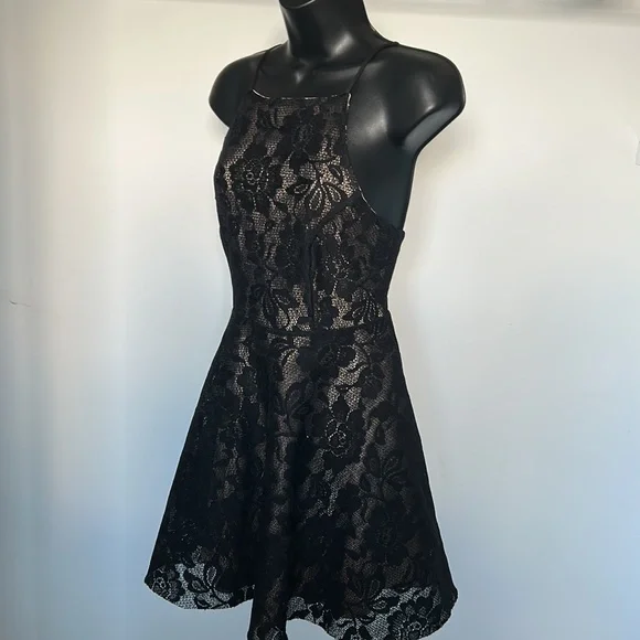 Elegant Black Lace Dress - Picture 9 of 16